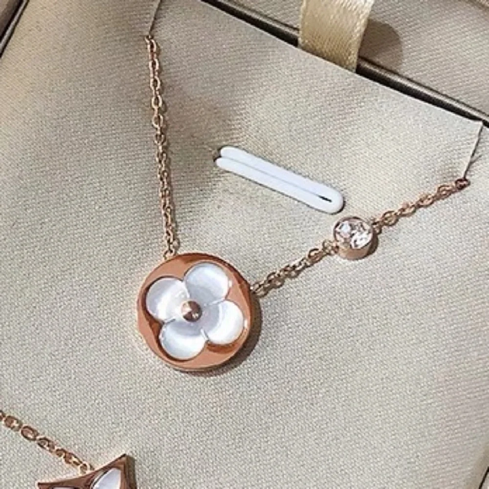 💎Round Clover Rose Gold Necklace - Picture 2 of 11